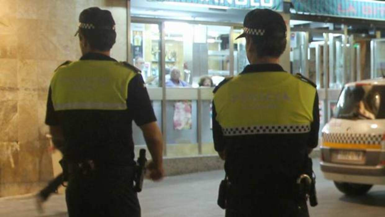 Dos policías locales en una imagen de archivo