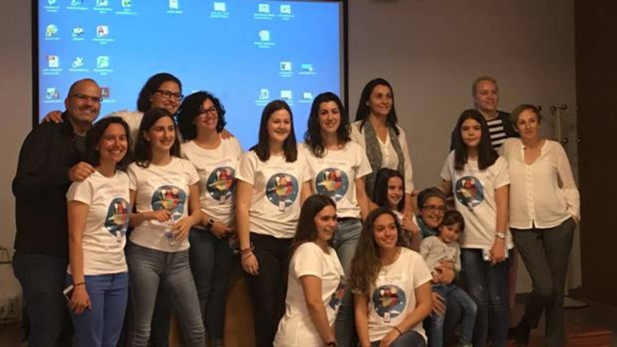 Alumnas, mentores y autoridades municipales durante la presentación de los proyectos