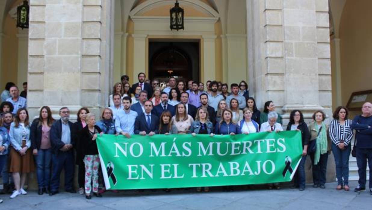 Minuto de silencio en el Ayuntamiento de Sevilla