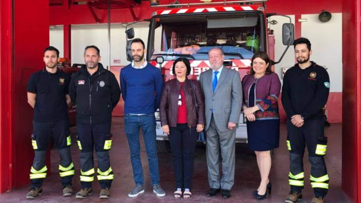 El presidente de la Diputación y la alcaldesa de Marchena, ayer en el parque de bomberos