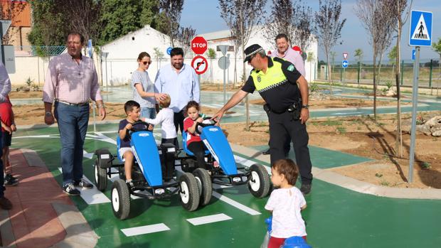 Lora del Río inaugura un parque infantil de tráfico para que los pequeños se familiaricen con la seguridad vial