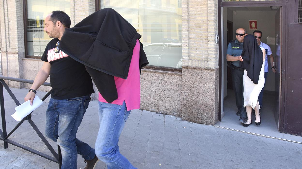 Ginés Hernández y su mujer, Nieves Triviño, a la salida de los juzgados este miércoles