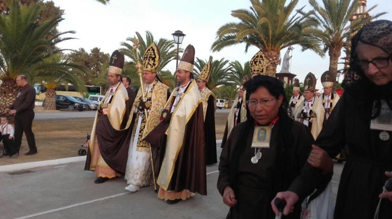 El papa Pedro III junto a algunos seguidores de El Palmar de Troya