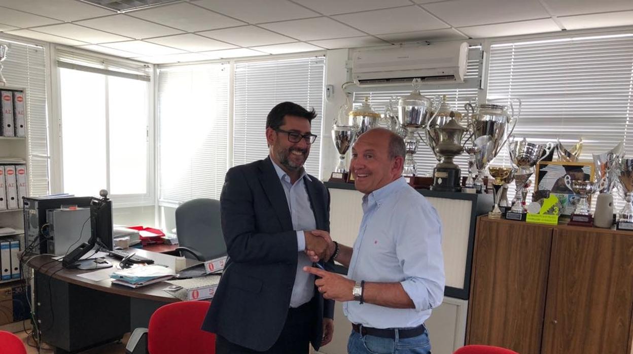 El alcalde de Utrera tras la firma del convenio de colaboración con el presidente del Club Deportivo Utrera