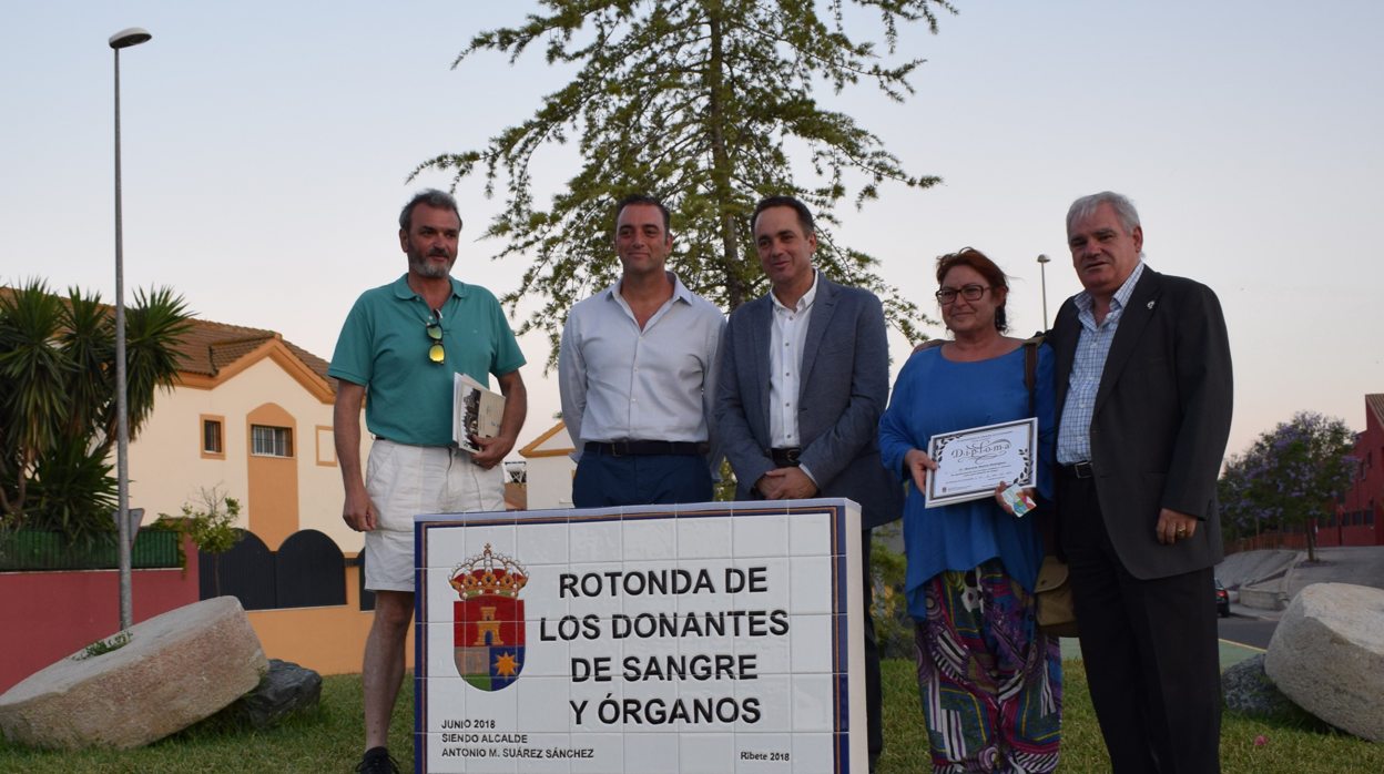 Voluntarios de Valencina han participado junto al Ayuntamiento en la presentación de la rotonda de los donantes