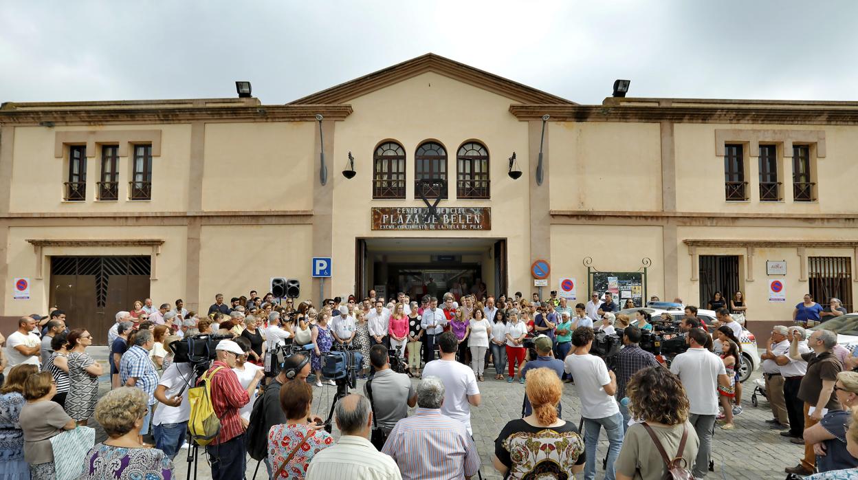 Lectura del manifiesto de repulsa leído por el alcalde de Pilas a las puertas del Ayuntamiento