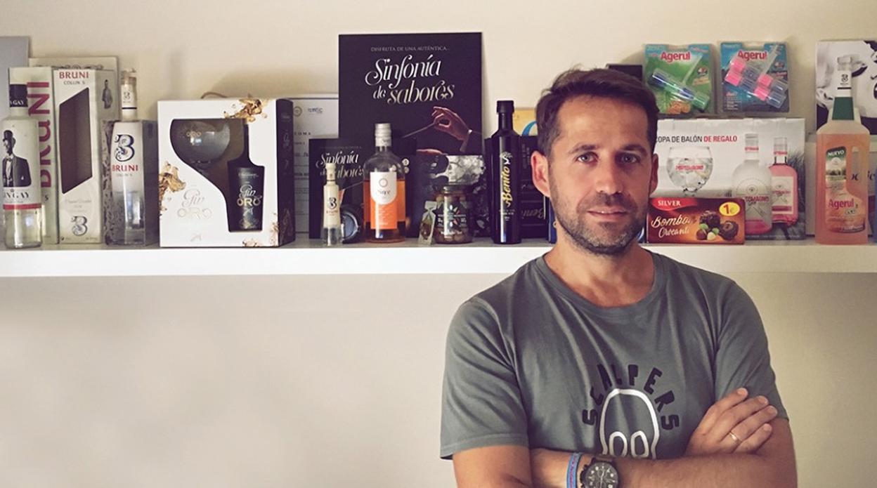 Alfonso Pereira en su estudio junto a los diseños más destacados que él ha creado