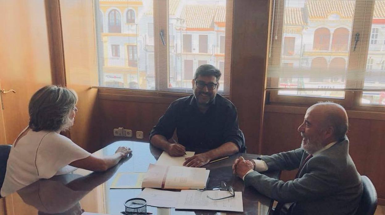 El alcalde de Utrera en el momento de la firma que supone el rescate de las viviendas de protección oficial