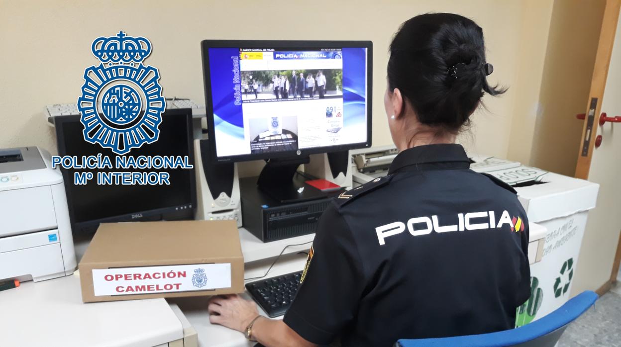 Una agente de policía durante la investigación sobre la «Operación Camelot»