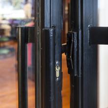 Los ladrones forzaron la puerta para entrar