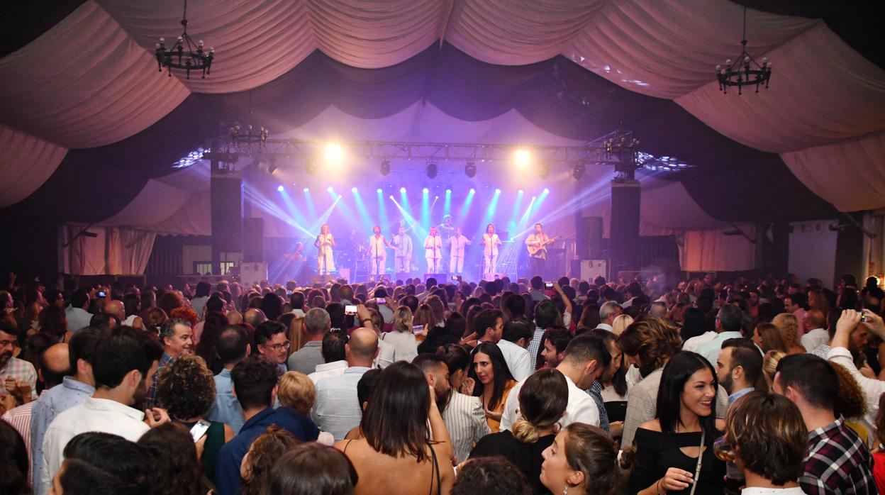 Actuación del grupo Siempre Así, en la noche del sábado en la caseta municipal de la feria de Tomares