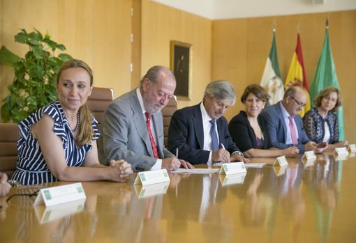 El presidente de la Diputación junto con el director general del Catastro, durante la firma del acuerdo