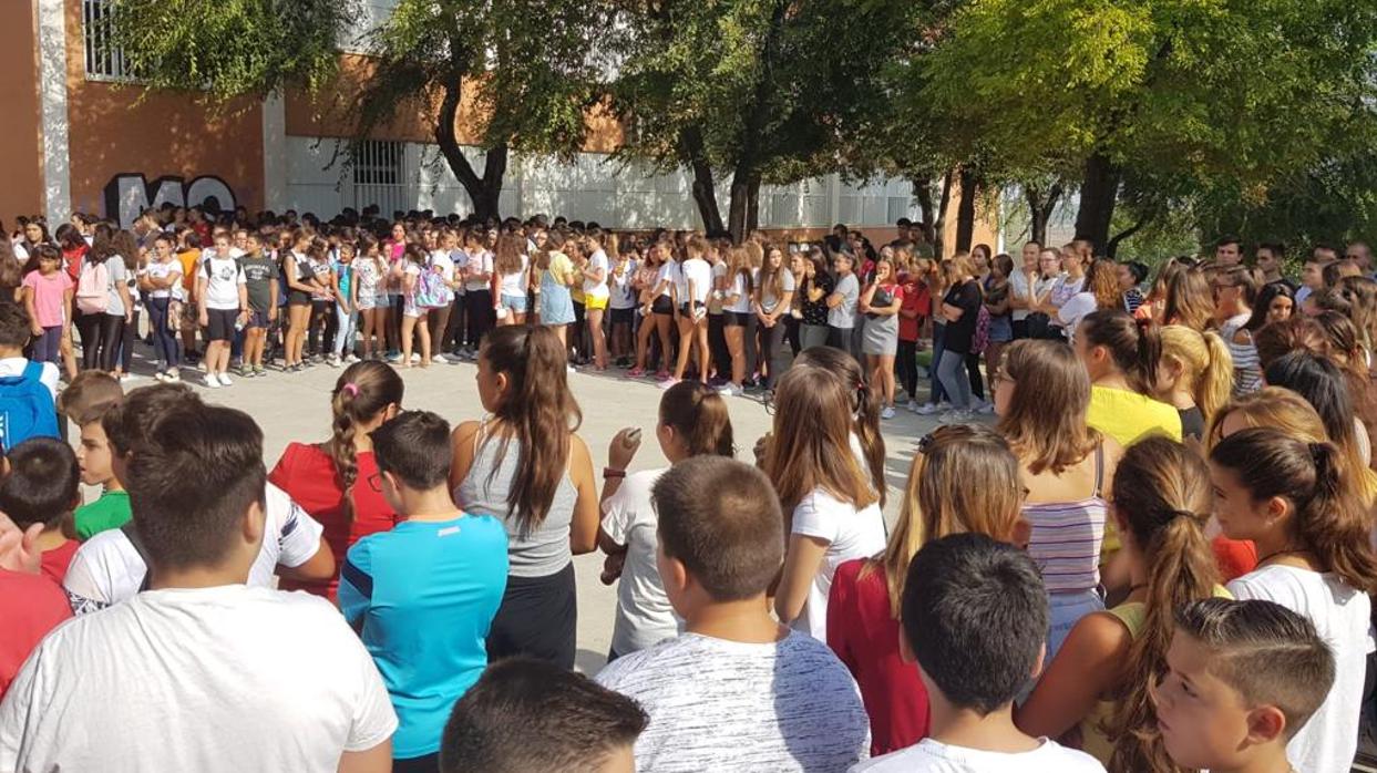 Profesores y alumnado del instituto donde estudiaba Paula han llevado a cabo un minuto de silencio