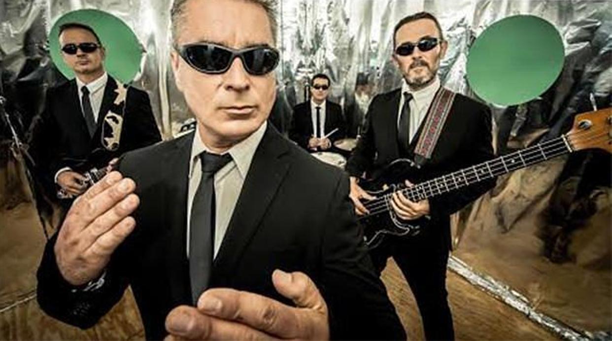 Cantantes y organizadores en la presentación del evento