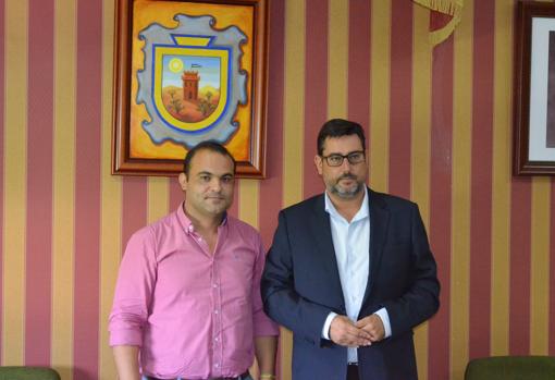 El alcalde de Utrera, José María Villalobos (dcha.) y el presidente de El Palmar, Juan Carlos González
