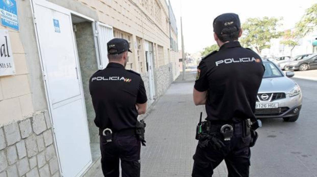 Dos policías salvan la vida de un anciano que llevaba cinco días impedido en su domicilio tras sufrir un ictus