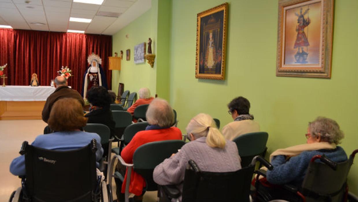 Ancianos en una de las salas de un geriátrico de Utrera, donde ocurrieron los hechos
