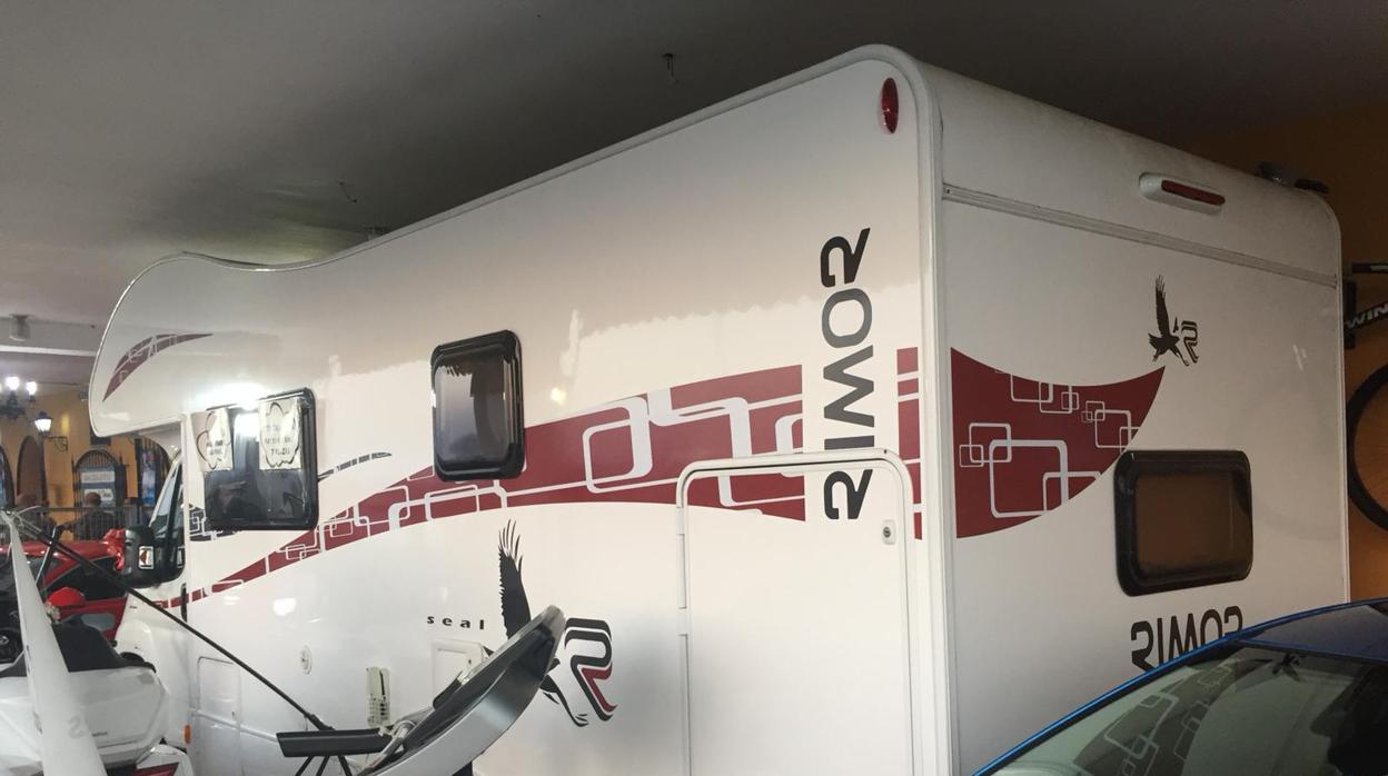 Todos los regalos que incluye la cesta están expuestos en la terraza de esta conocida venta