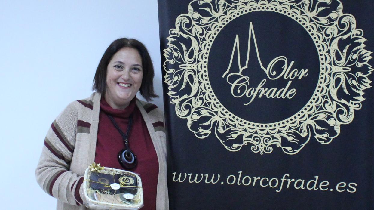 Mati Romero, gerente de Oloe Cofrade, ha conseguido jabones con una original fragancia basada en el incienso