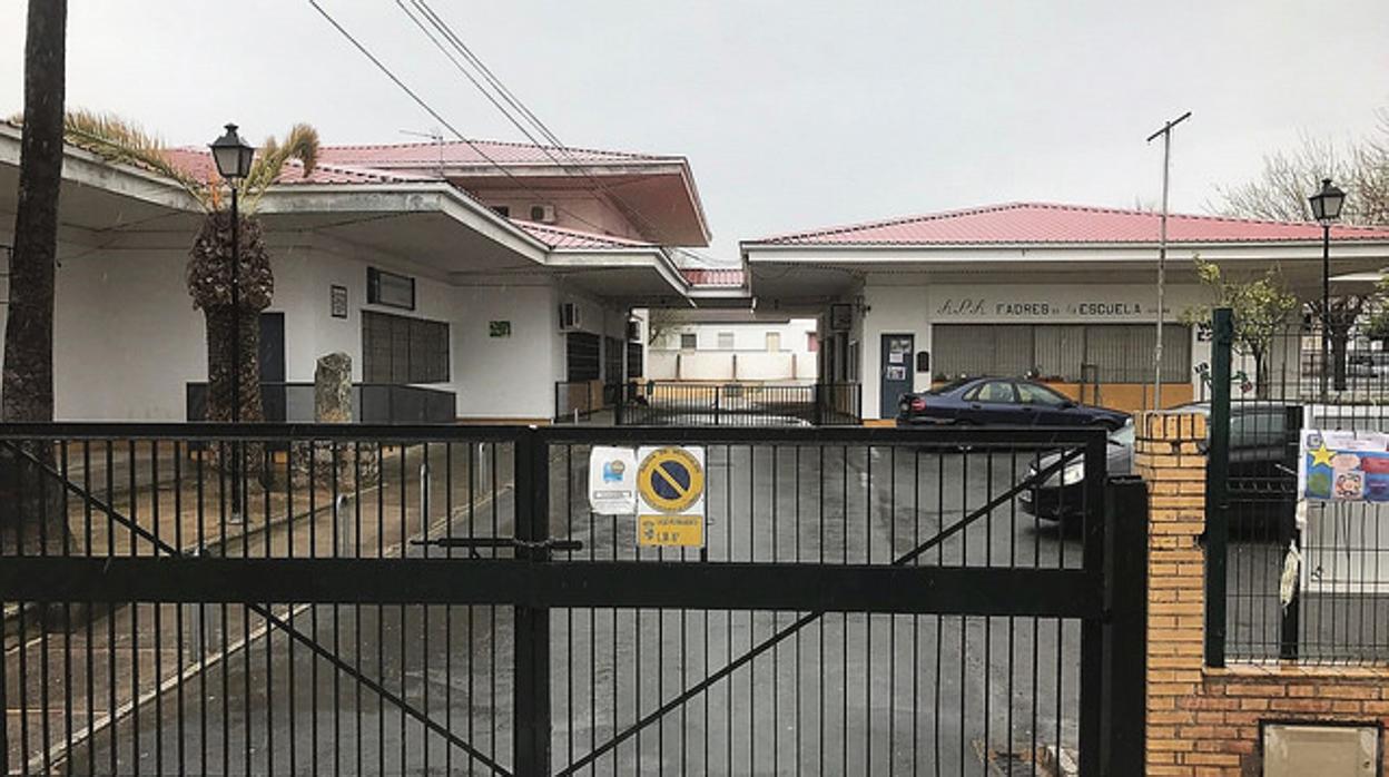 Las familias del colegio Fernando Feliú han celebrado otra concentración para que eliminen el amianto