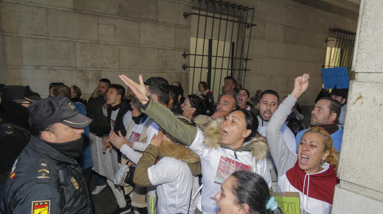 Familiares de las víctimas ante el juzgado durante un careo entre «El pollino» y uno de los acusados