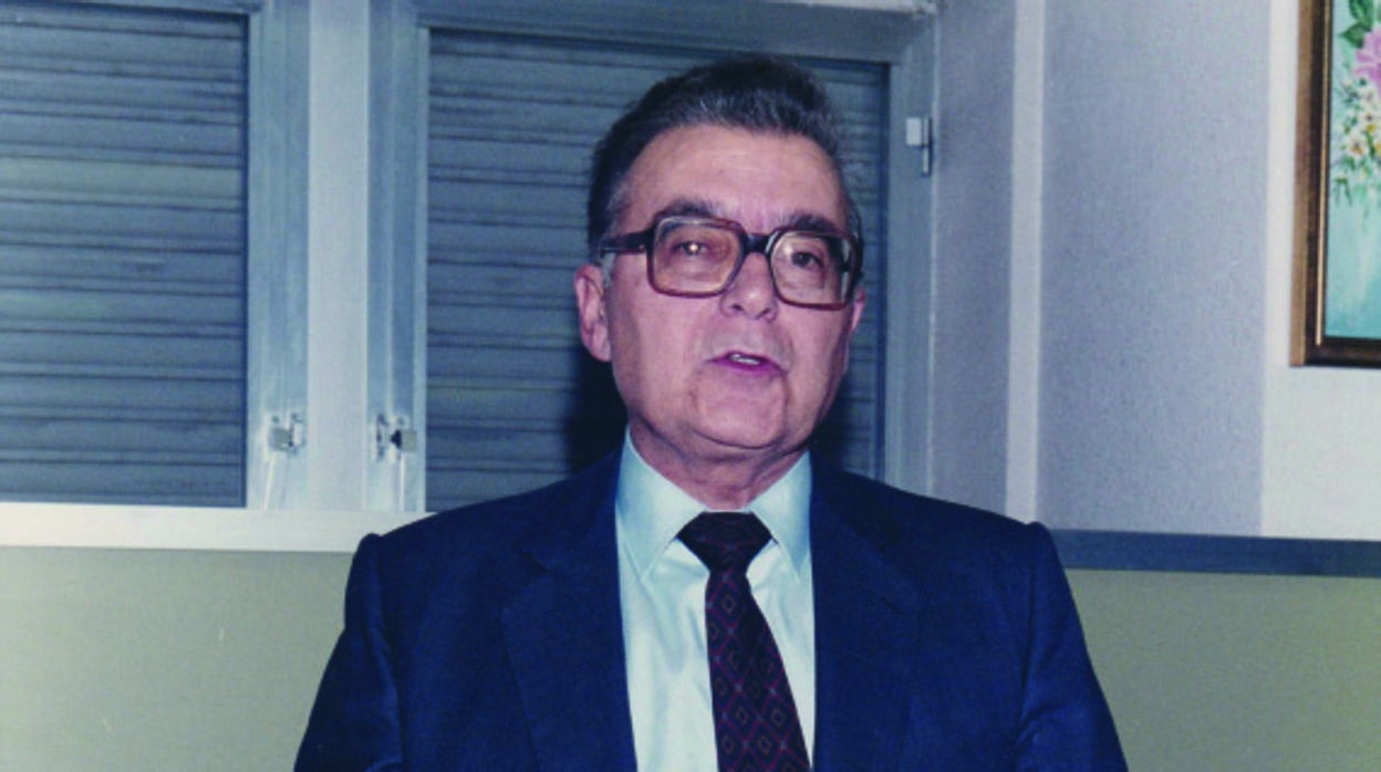 El médico utrerano Manuel Castillo en 1986, pronunciado su discurso de despedida del Ejército