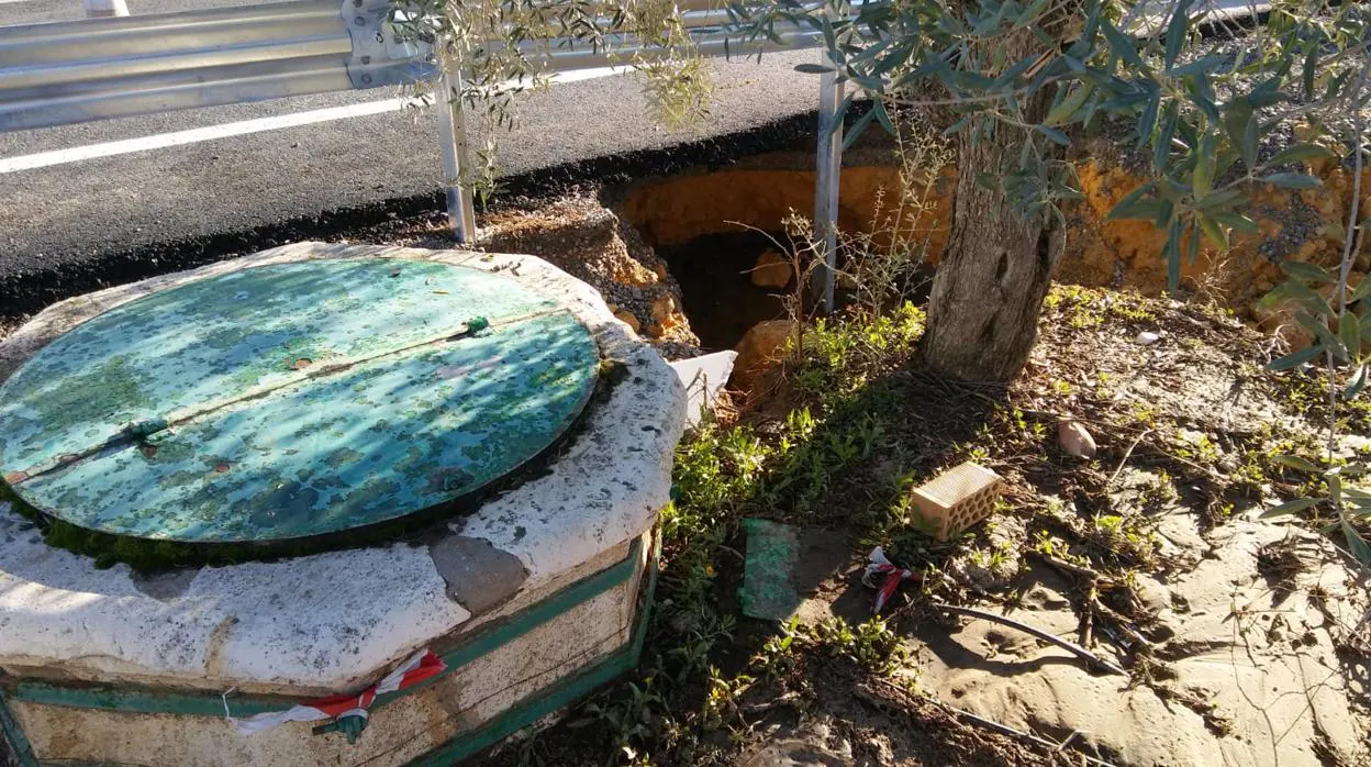 Las obras de la carretera entre Arahal y Morón de la Frontera destrozan un  pozo con