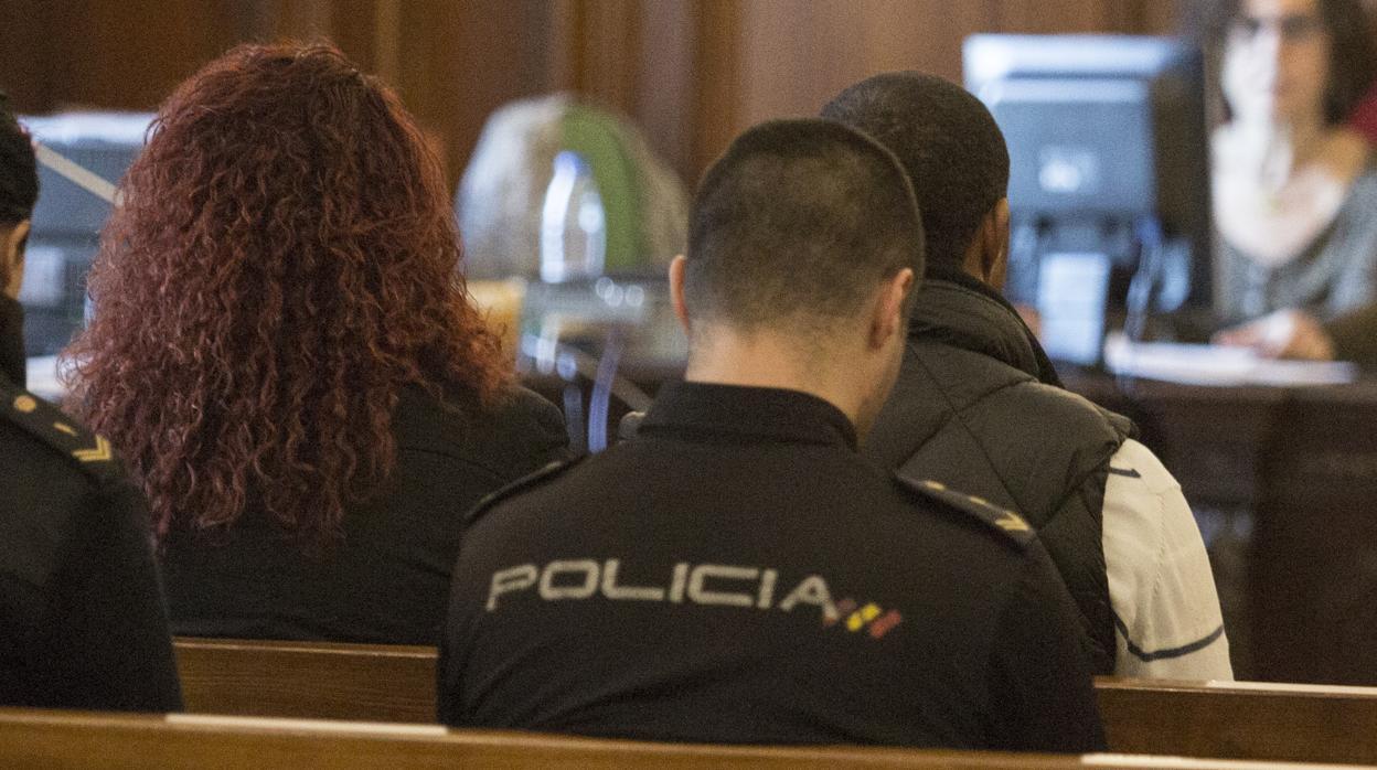 La cuidadora procesada junto a su pareja sentimental en el banquillo de los acusados