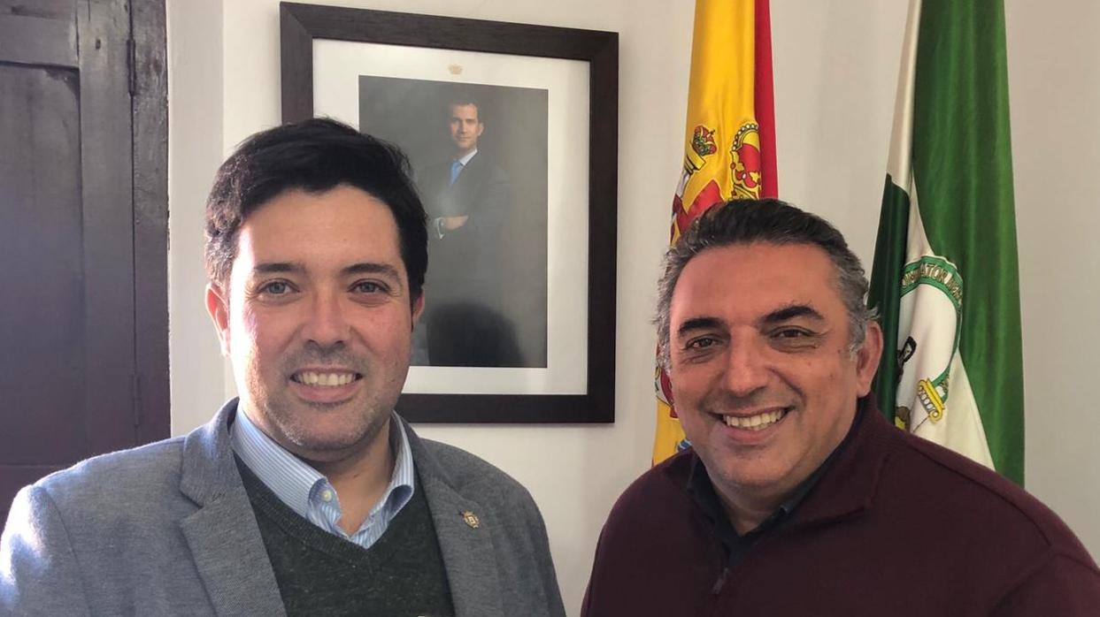 El alcalde de Lora, Antonio Enamorado (izquierda) y el concejal Miguel Ángel Nogales junto con la carta de la Casa Real