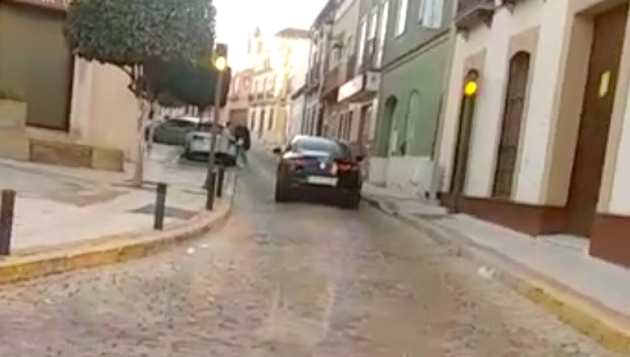 Un fotograma del vídeo que grabó un vecino de Castilleja y que sirvió para detener al conductor imprudente