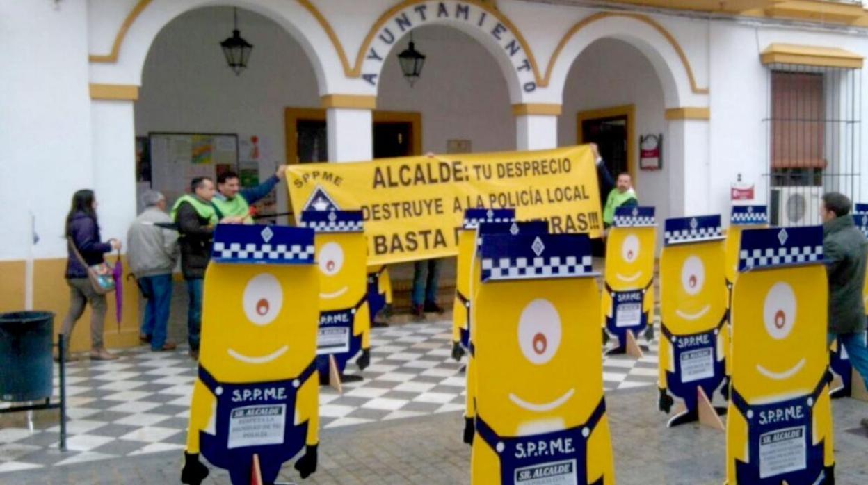 Una protesta de los agentes de la Policía Local de Coria del Río en 2017