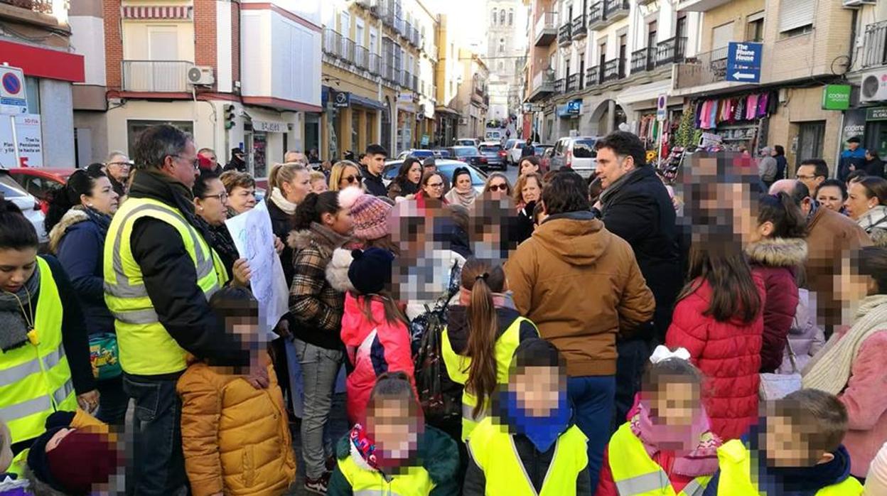 Manifestación en protesta por el estado del colegio