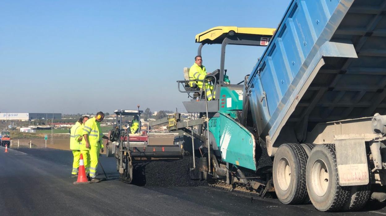 Las actuaciones han consistido en la reparación de numerosos baches que tenían ambas carreteras
