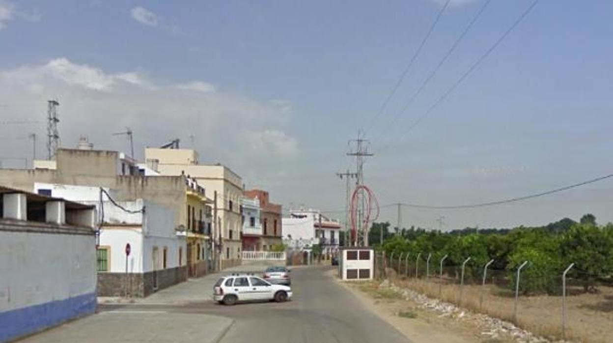 El cuerpo de la víctima apareció en la calle Virgen del Valle de la pedanía de Aral, en La Algaba