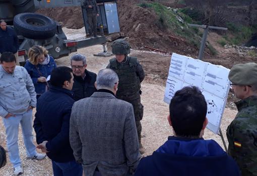 El subdelegado del Gobierno en Sevilla, Carlos Toscano Sánchez, recibe explicaciones