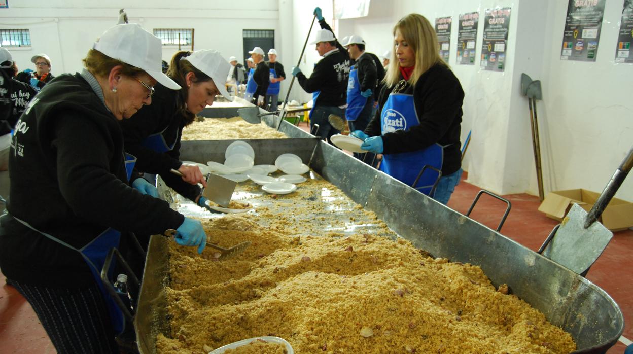 Más de un centenar de voluntarios prepararán los 1.600 kilos de migas que se repartirán el domingo 27 en Lora