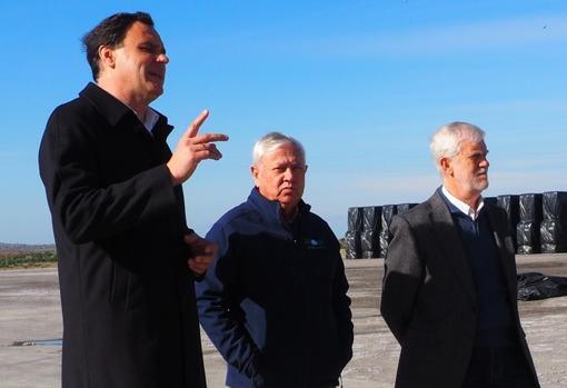 José Benito Barroso, junto a Martín Antúnez y Mariano Orte, durante la visita a Algosur