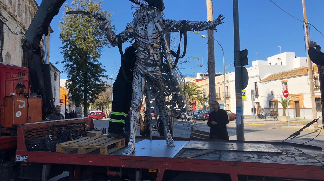 Jordi Díez sigue de cerca los trabajos para colocar el monumento al Abate Marchena en Utrera