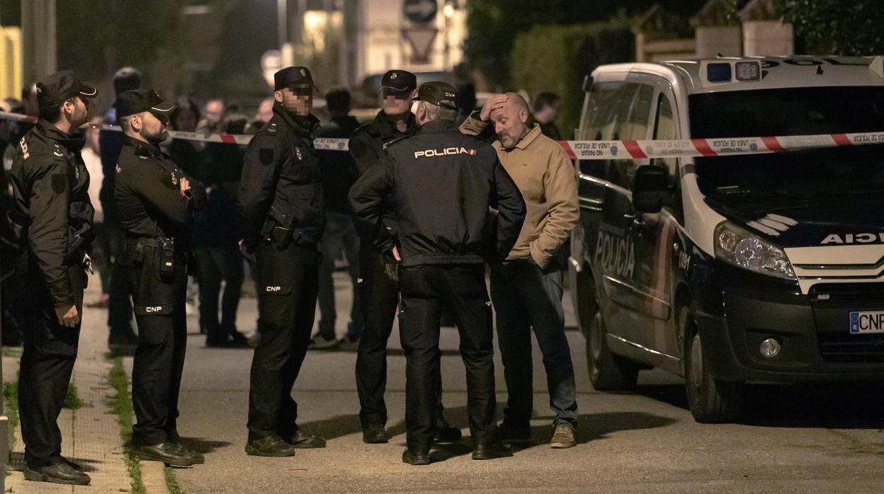 Agentes de la Policía Nacional a las puertas de la vivienda donde ocurrió el asesinato en Dos Hermanas