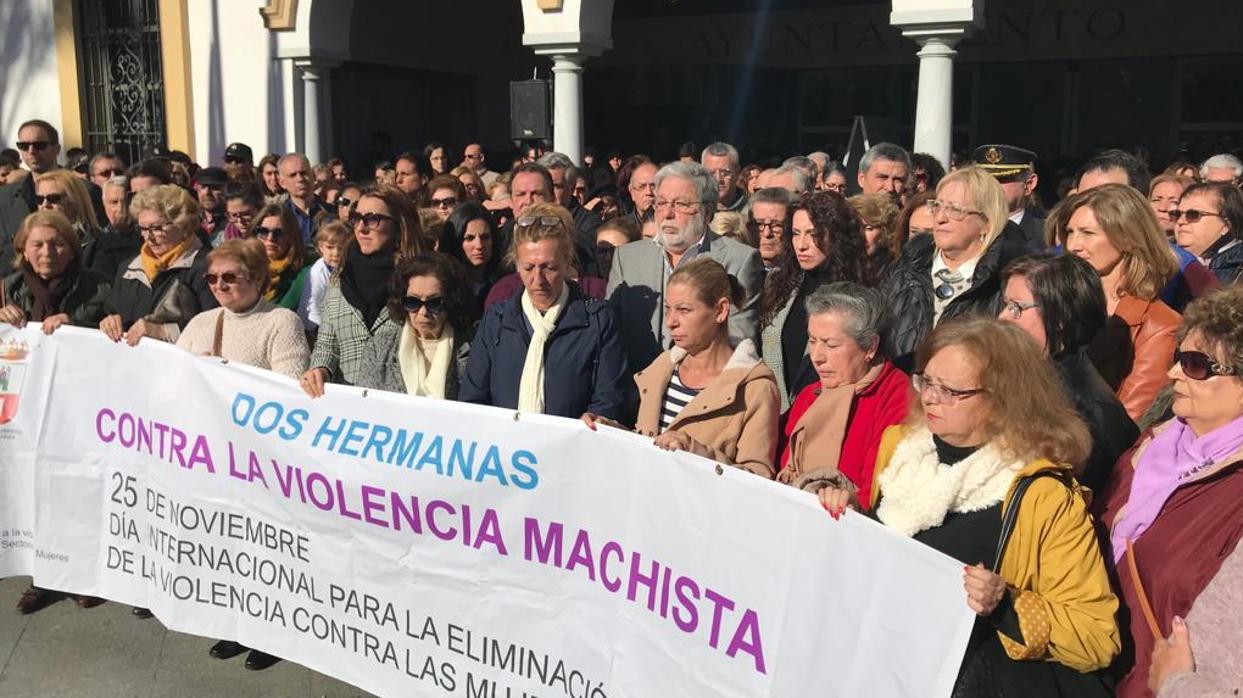 La consejera de Igualdad y el alcalde de Dos Hermanas a la cabeza de la concentración ciudadana