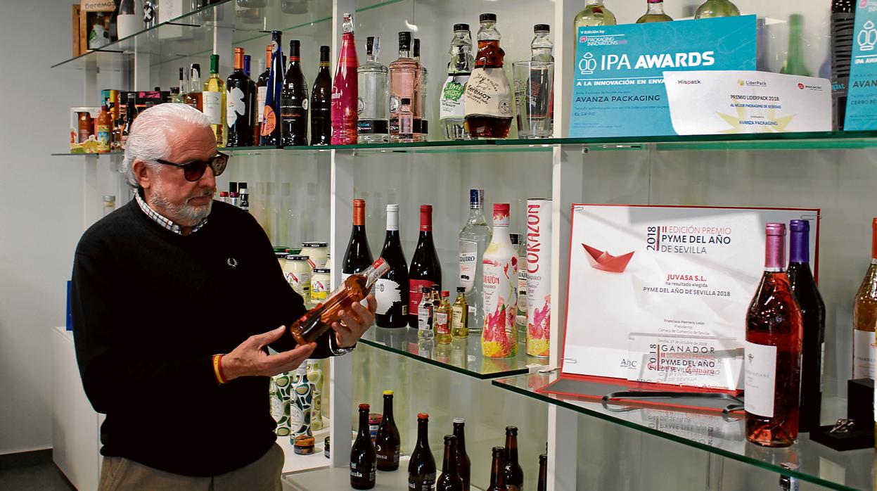 El empresario Juan Valle muestra uno de los frascos que produce su compañía