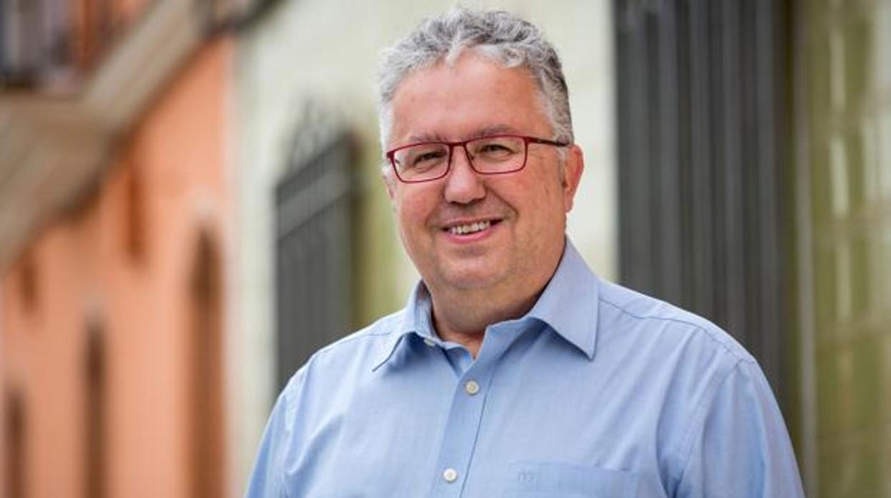 Francisco Molina, alcalde de Bormujos, ha declarado por una presunta prevaricación en la renuncia a una contratación
