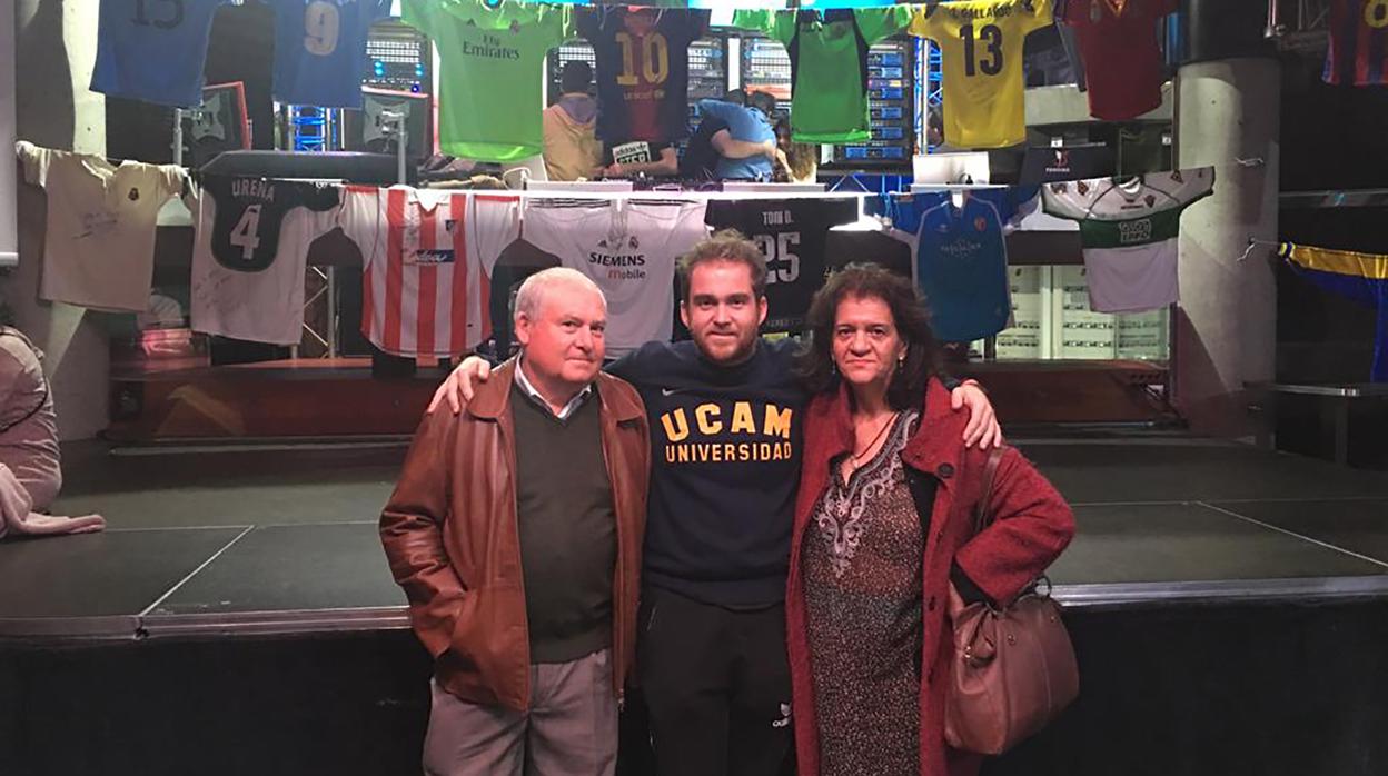 Carlos Ojeda junto a sus padres en una de las exposiciones que ya ha realizado