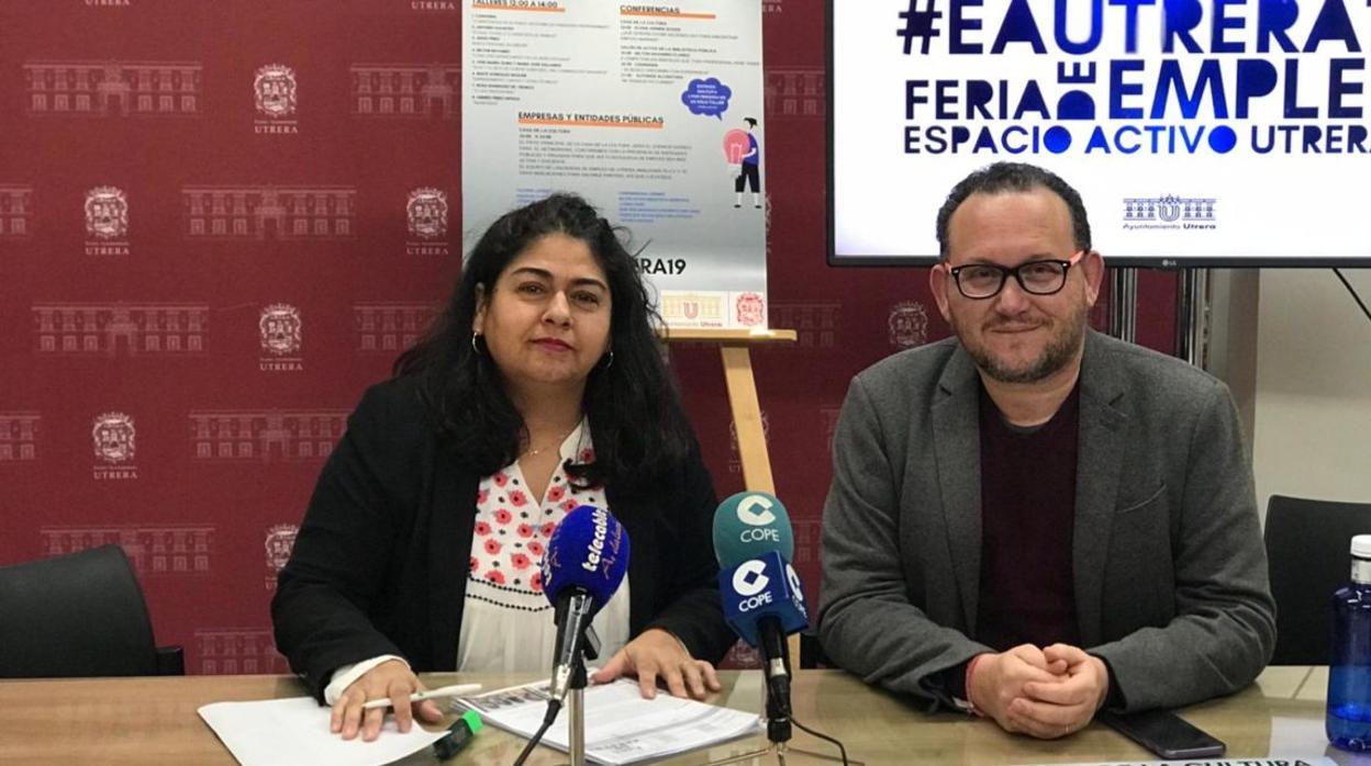 La delegada de Empleo en Utrera, Carmen Suárez; y Javier Mata, coordinador de la Feria de Empleo