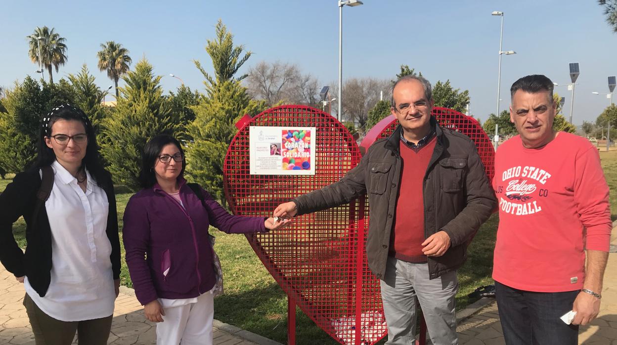 Instalan un corazón gigante para recoger tapones para la pequeña Ángela, de 9 años con parálisis cerebral
