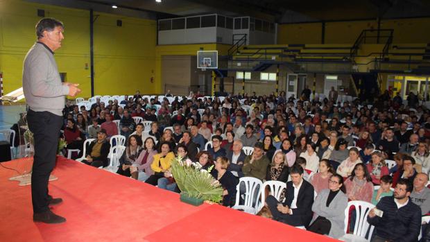 Toni Nadal, el tío del tenista Rafa Nadal, deleita con una conferencia a un millar de vecinos de Gines