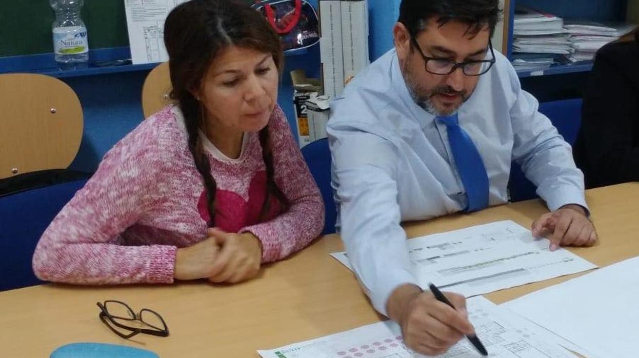 La concejal de Educación y el alcalde de Utrera repasando el proyecto del nuevo colegio