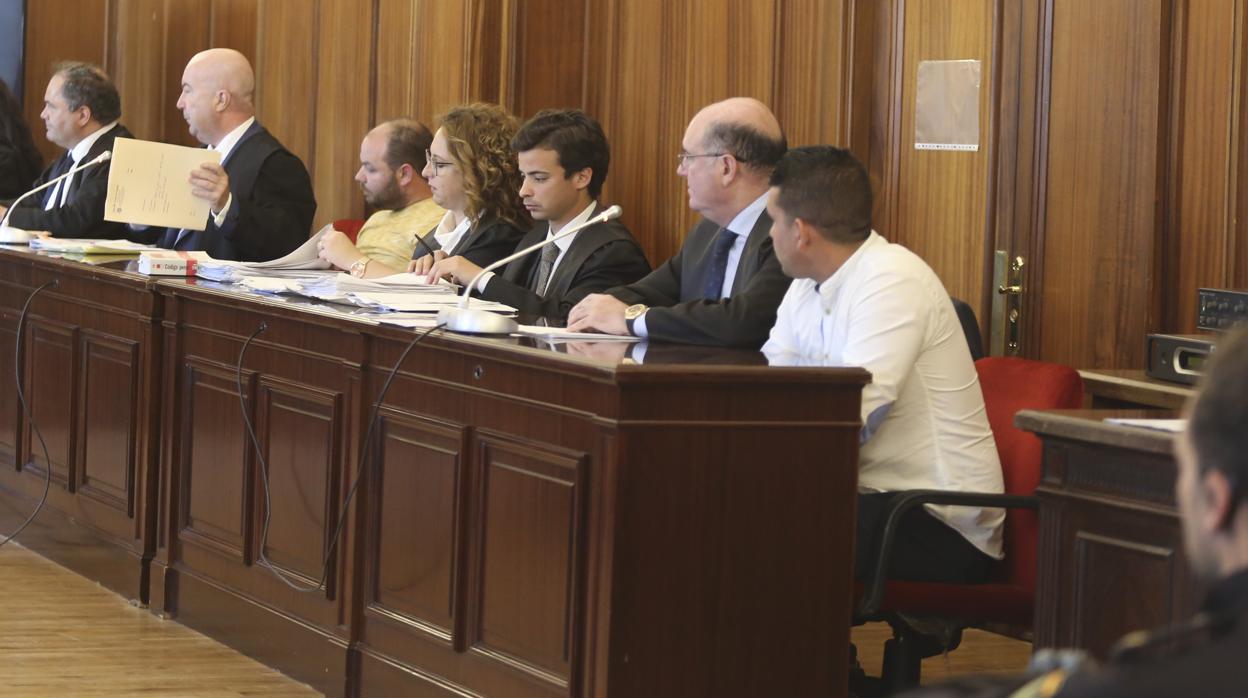 A la derecha, el joven acusado de homicidio poco antes de que prestara declaración en el juicio