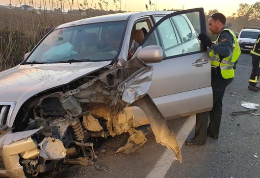 Aparatoso choque frontal entre tres turismos en la localidad sevillana de La Puebla del Río