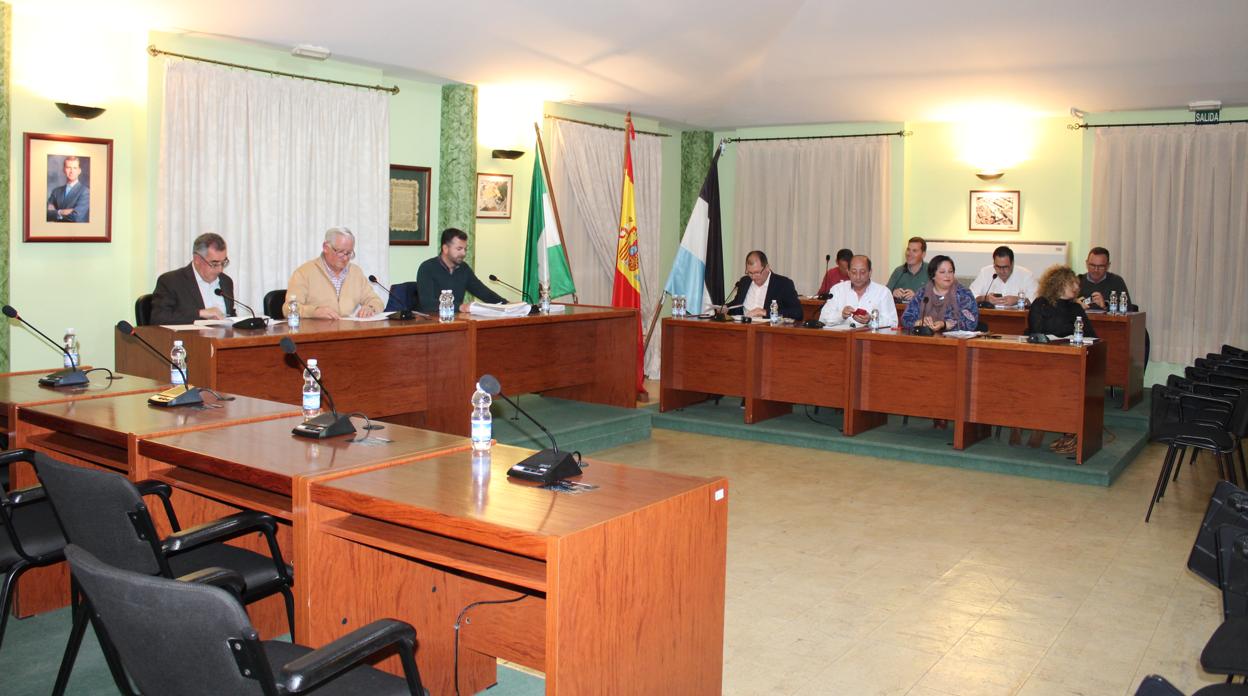 Un momento del pleno del 14 de marzo con la mesa presidida por el alcalde, los grupos de la oposición PSOE y PP, y las sillas vacías de IU